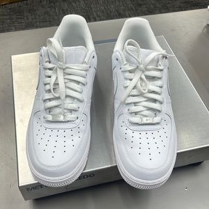 Nike men Air Force 1 like new condition in men size 8.